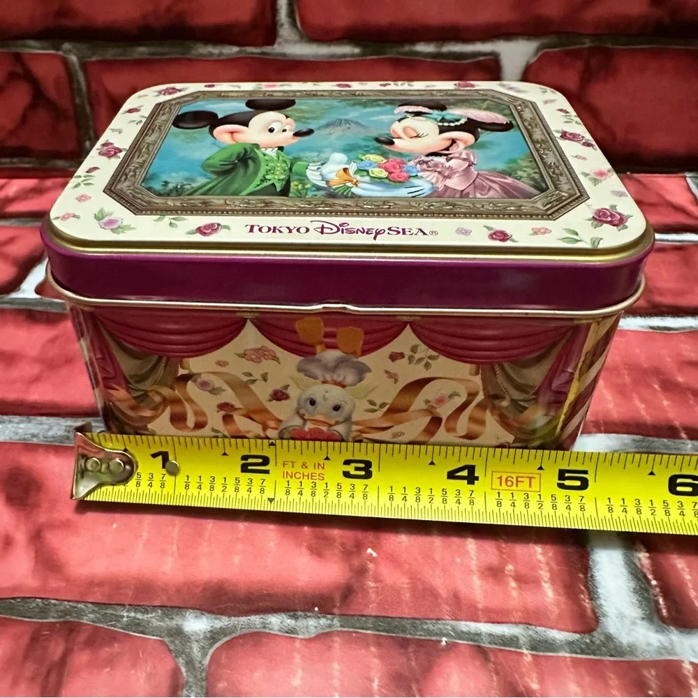 Disney Universal Studios Tokyo Japan Mickey and Minnie Cookie Tin